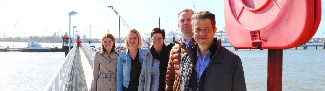 Katrien, Kim, Inge, Hans en Stefan, logistiek medewerkers bij Evonik Antwerpen