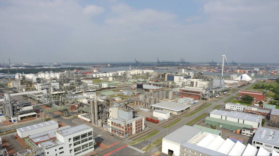 Evonik Antwerpen is gevestigd in de haven van Antwerpen (Chemiepark Lillo) en behoort met 9 productie-eenheden tot de grootste multi-user-vestigingen van Evonik Industries.